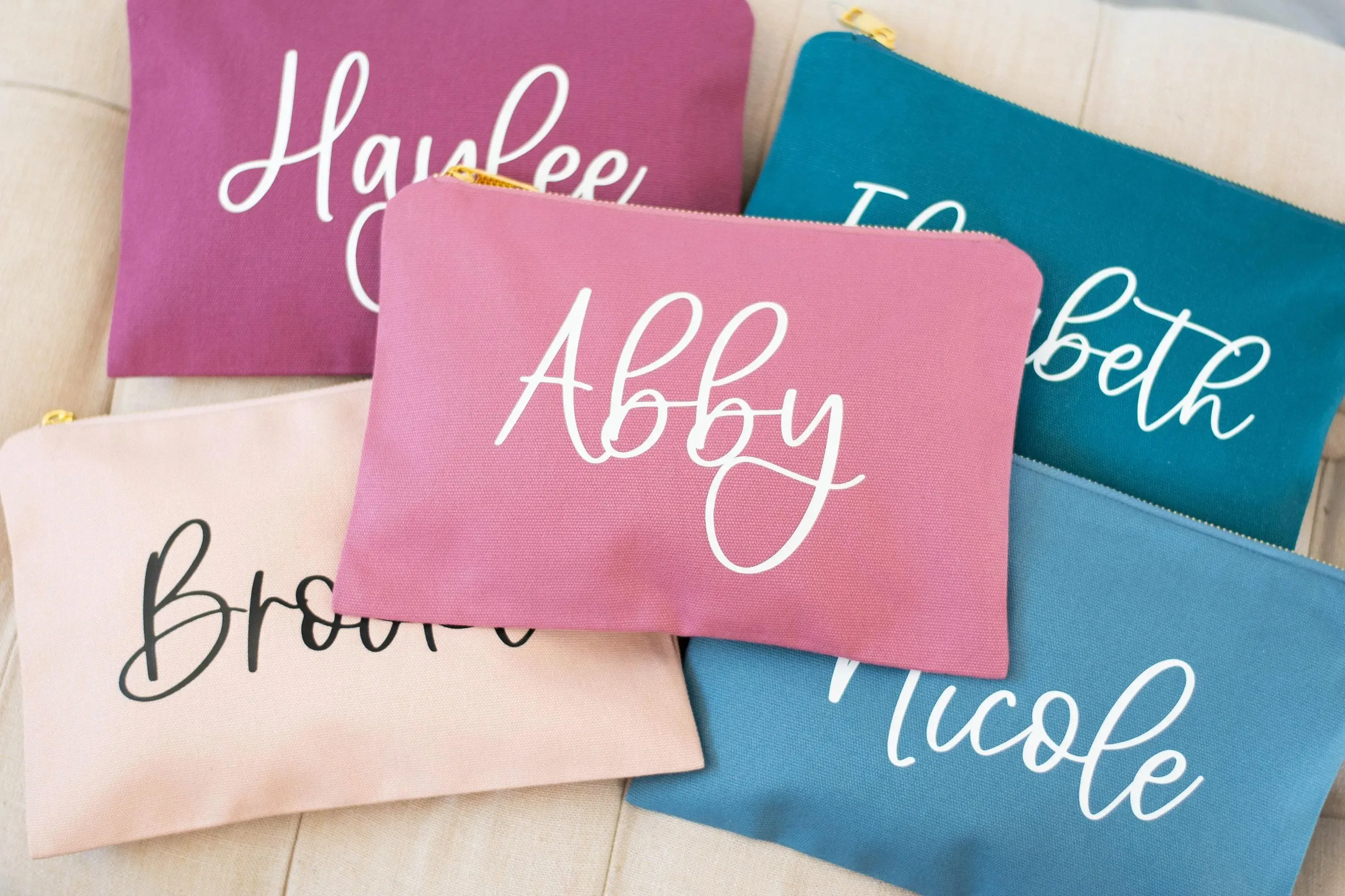 Trousse de maquillage personnalisée avec texte de couleur personnalisé, sac à cosmétiques minimaliste de couleur unie, cadeau pour adolescentes, femme, petite amie, demoiselle d'honneur