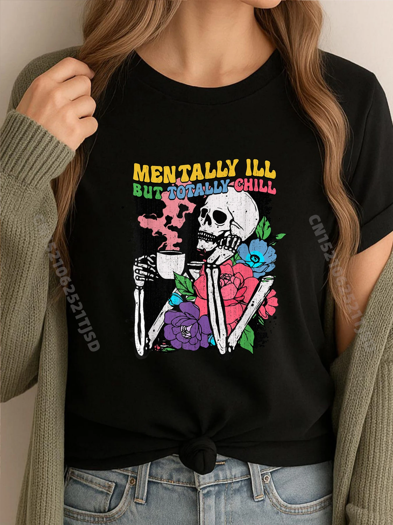 

Mentally Ill But Totally Chill Кофейный скелет Хэллоуин Красная и черная футболка с рисунком Футболка