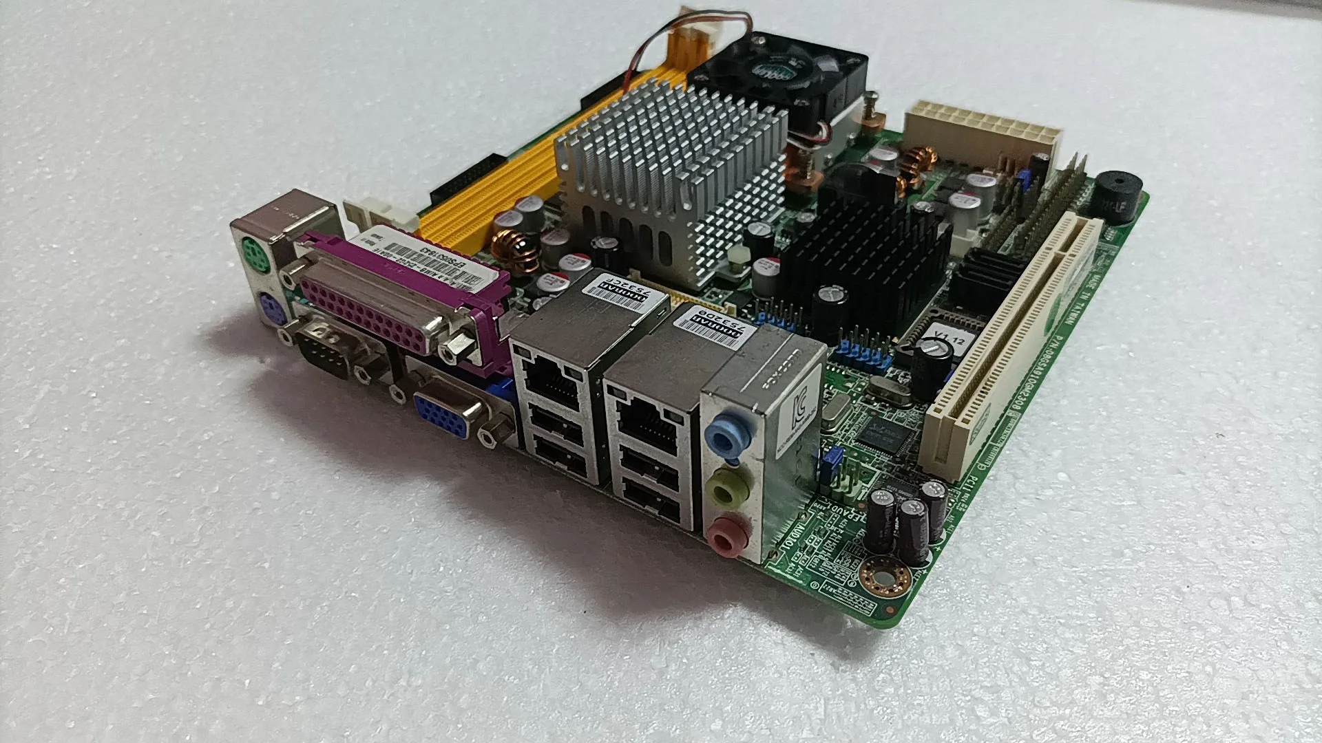 AIMB-252G2-00A1E Placa base industrial Mini-ITX Puertos de red duales Precio de placa única AIMB-252 AIMB-252G2