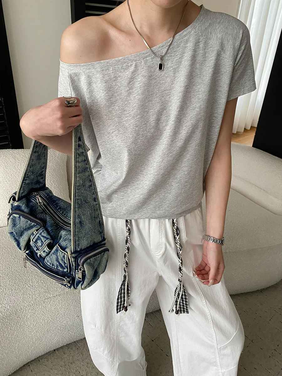 Sommerliches Damen-T-Shirt in unifarbenem Design mit schrägem Ausschnitt, schulterfrei, lockerer Passform und schlankmachendem Effekt, kurzärmelig. – Detail 10