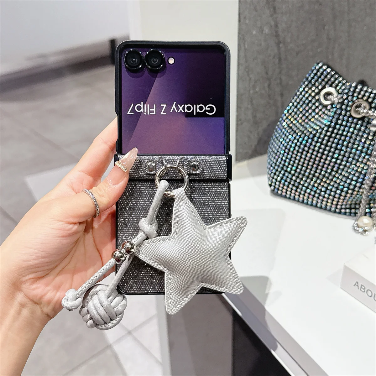Luxuriöse Leder-Handyhülle mit Riemen für Samsung Galaxy Z Flip 7, 6, 5, 4, 3, 5G, Flip6, Flip5, Flip7, FE-Scharnierschutz, stoßfeste Abdeckung
