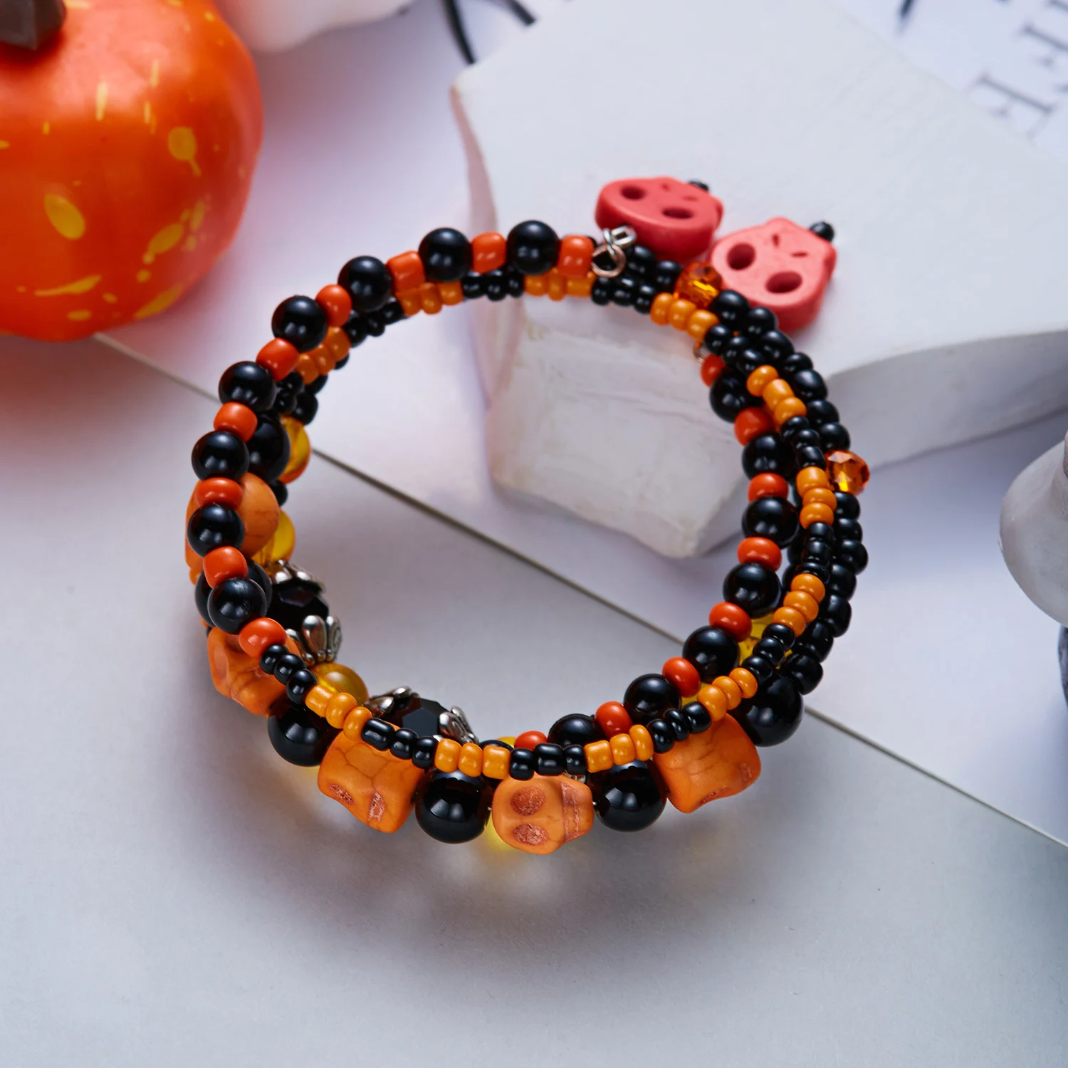 Kreatives Mehrschichtiges Totenkopf-Reisperlen-Armband für Damen und Herren Punk Goth Skelett Stapelbare Armbänder Halloween-Party-Schmuck – Detail 6