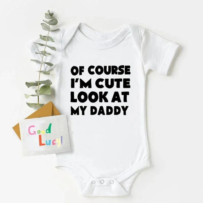 

Of Course I'm Cute Look At My Daddy Baby Bodysuit Милые комбинезоны для новорожденных Летние боди с короткими рукавами Одежда для маленьких мальчиков и девочек