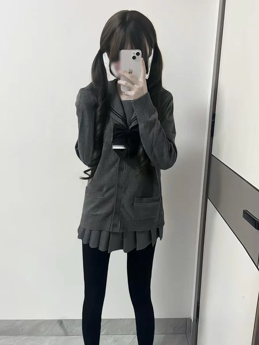 

Новый осенне-зимний комплект: базовый японский свитер и вязаный кардиган с глубоким вырезом, а также плиссированная юбка в школьном стиле.