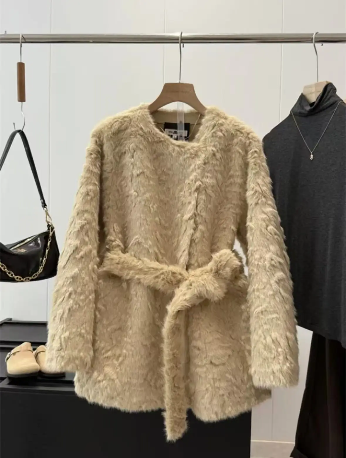 

Оригинальный новый стиль 2025, женский модный пояс, украшение из искусственного меха, меховая куртка, пальто, пальто