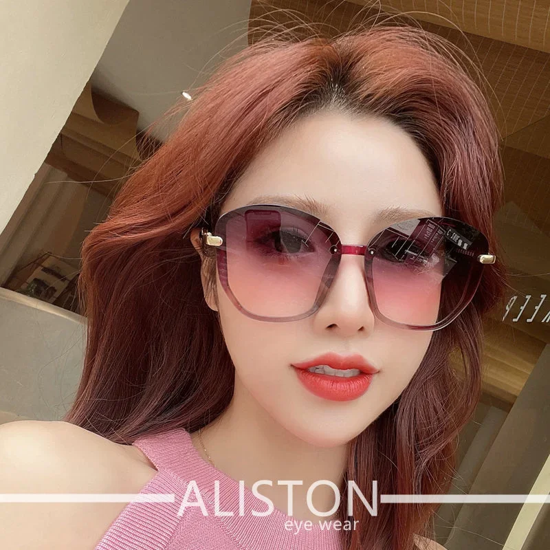 نظارات شمسية جديدة لعام 2022 نظارات نسائية مجوفة بأرجل غير منتظمة للقيادة مضادة للأشعة فوق البنفسجية باللون الأحمر INS Tiktok Han