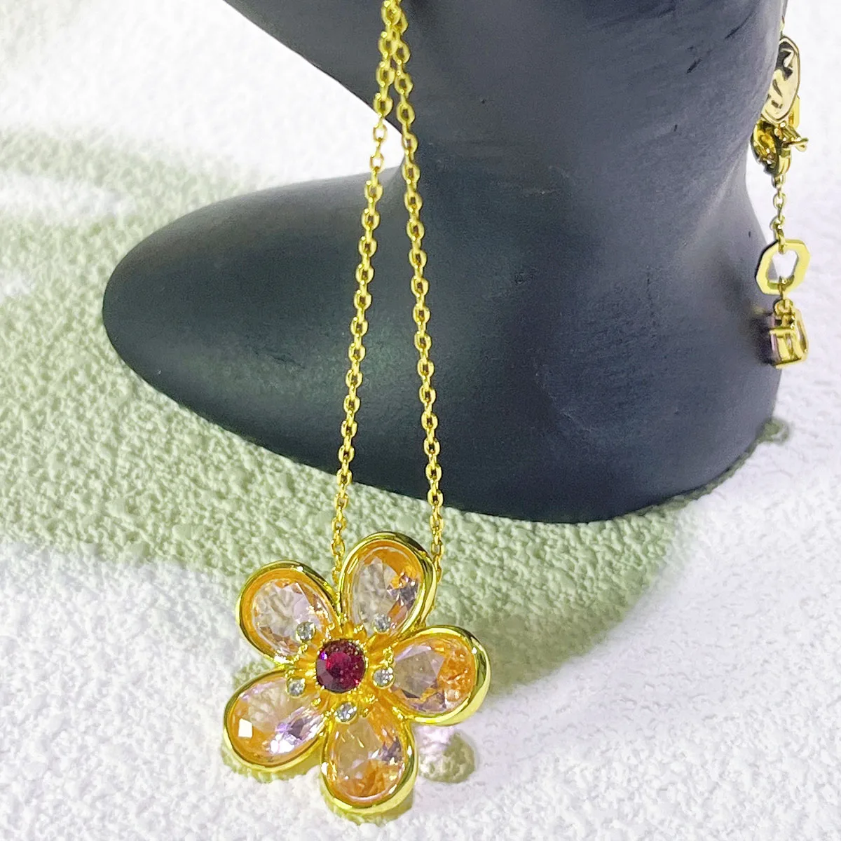NONE Ohrringe 2025, neuer Verkaufstrend, hochwertiger Schmuck, Blume, modische Luxus-Charms, Edelstahl, rosa, gelb, Damenbekleidung 10