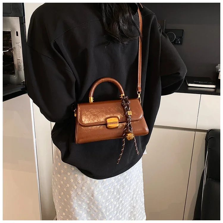 

Stylish Minimalist Shopper Tote Bag - Vintage Leather Crossbody With Solid Color Finish, Elegant Commuter Women's Purse