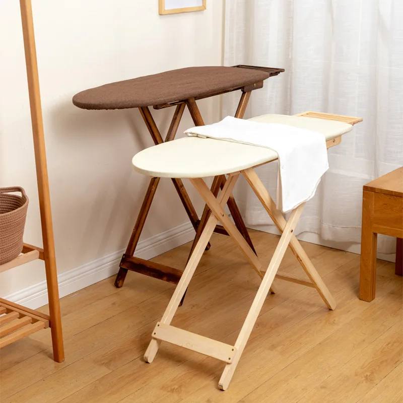 

Гладильная доска из массива дерева, бытовая, с вертикальной большой деревянной полкой для утюга.