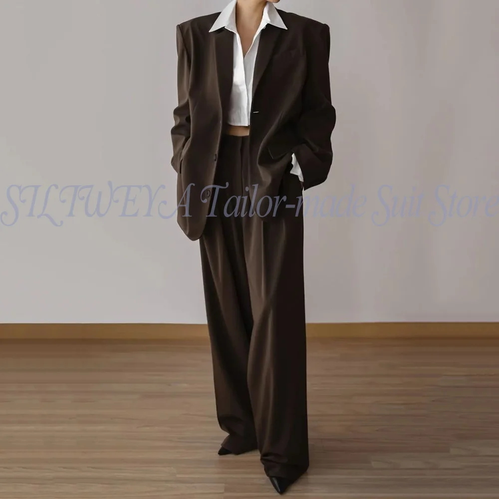 

Комплект из двух предметов премиум-класса: коричневый женский пиджак оверсайз и брюки с широкими штанинами для офиса и повседневной носки