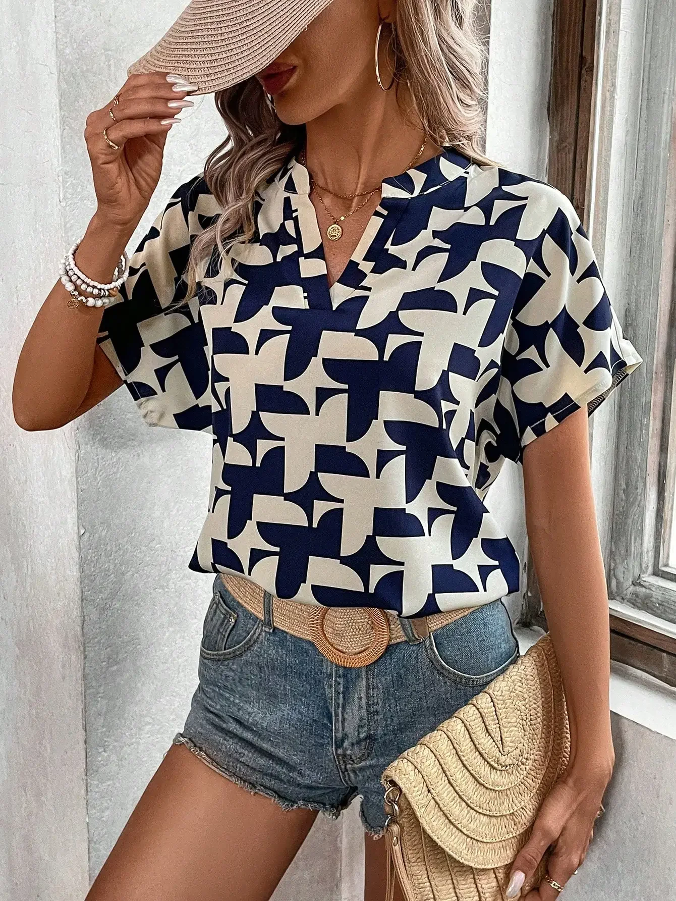 Geometric Print Shirt for Women, V-Neck Collar, Leisure and Loose Temperament, New Design Sense, Spring and Summer, 2024New