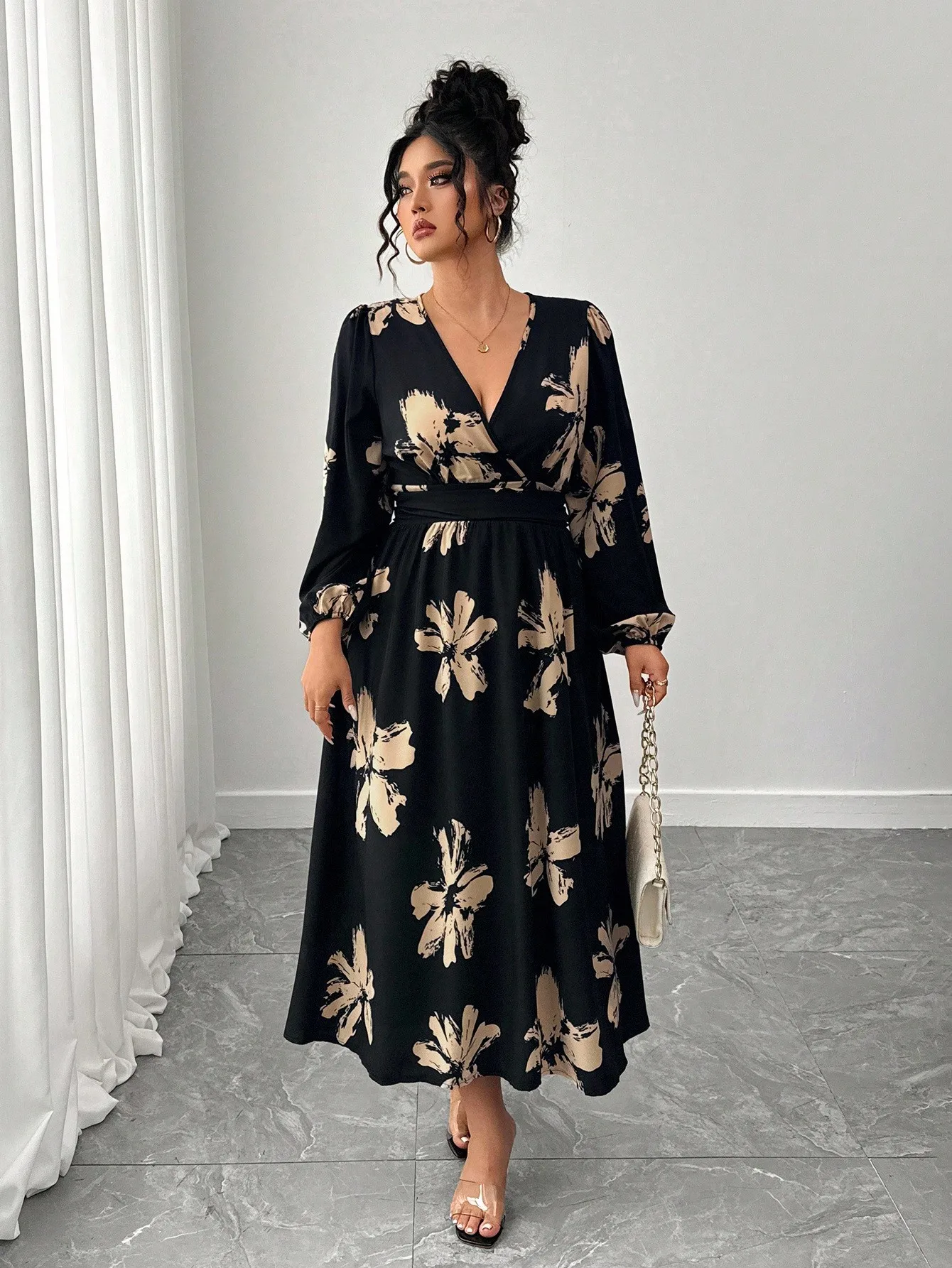 

Черное платье миди с цветочным принтом, V-образным вырезом, длинными рукавами и поясом на талии