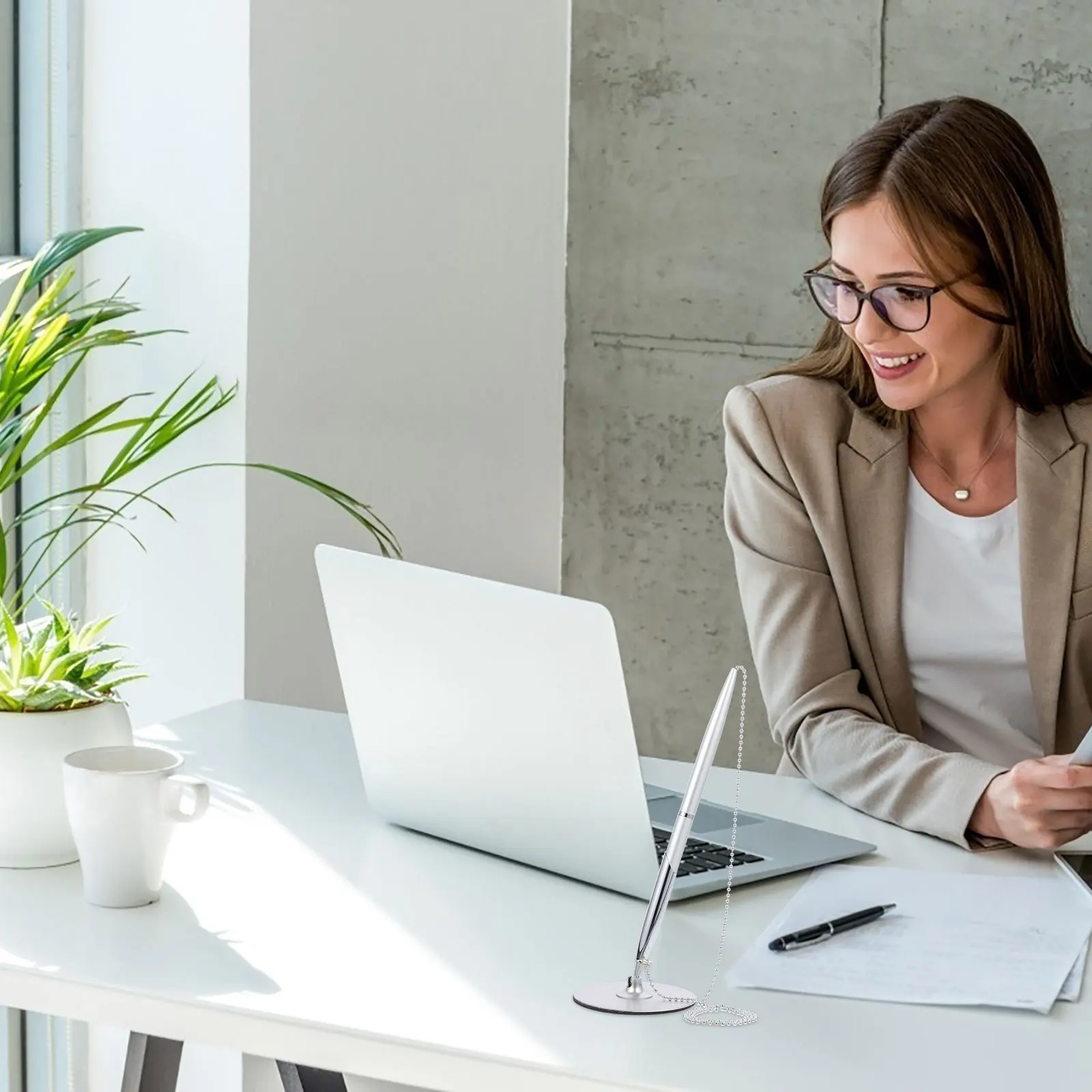 

Вертикальный стол с фиксированной подписью, гладкая письменная офисная деловая шариковая ручка для конференц-банка, использования в отеле, дизайн цепочки