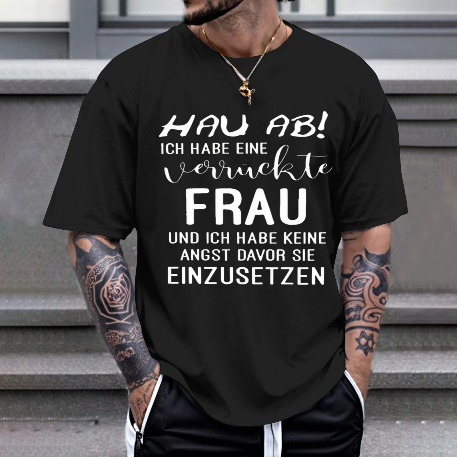 Herren-T-Shirt „Hey There Have A Crazy Man And I Am Not Afraid To Use Her Perfection for usual Wear“ für den Alltag.