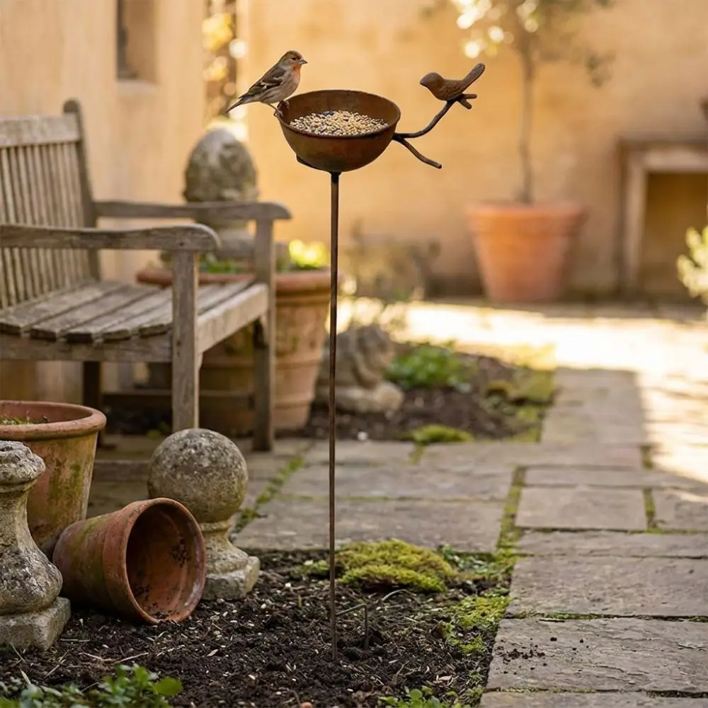 Vintage Weathered Ground Stake Bird Bath Long Stem Rusted Iron Rusty Metal Bird Feeder with Bird Figurine Anti-tipping Base