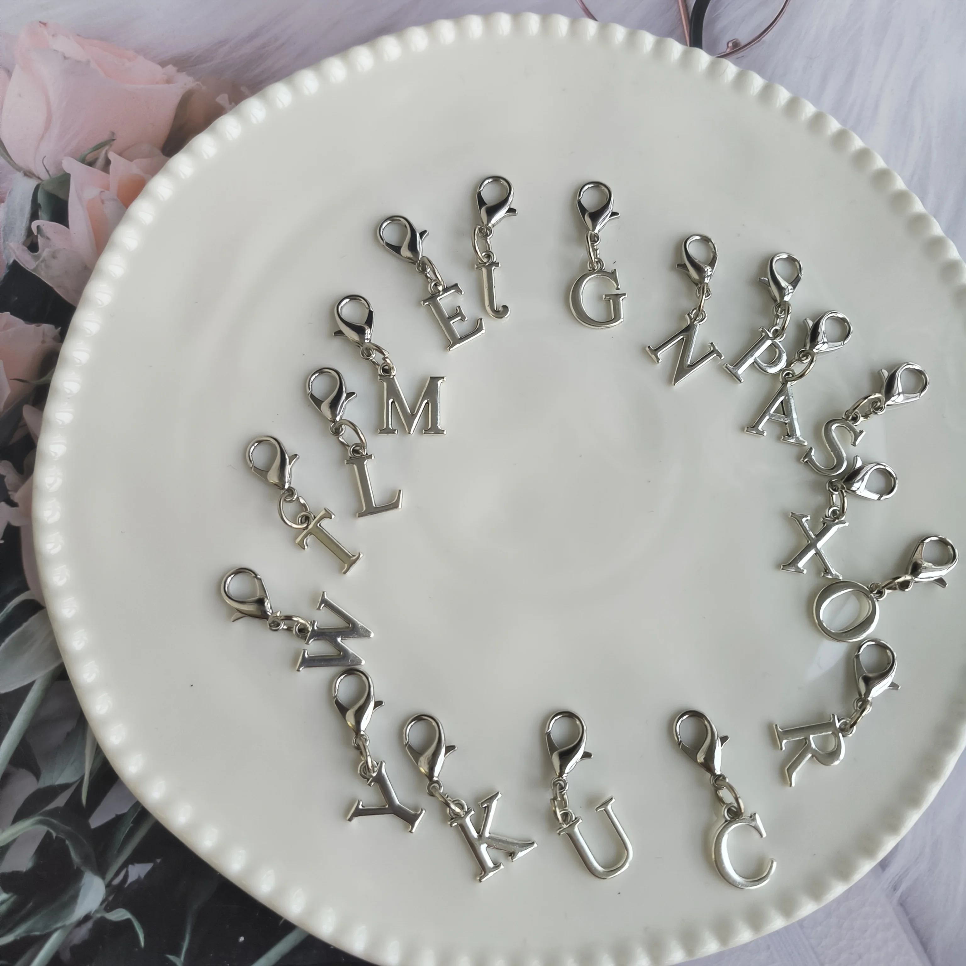 Metal English Letter Lobster Clasp Charms, Can Be Used to Create Personalized Names/Phrases, Suitable for Decorating Bags, Keys, Jewelry, DIY Accessories, Unique and Stylish, Exquisite Decorative Accessories for Personal Belongings