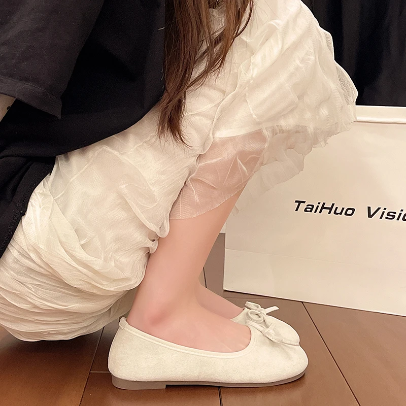 Damen Ballerinas mit Schleifendekoration, runder Zehenpartie, aus Wildleder, zum Hineinschlüpfen. – Detail 14