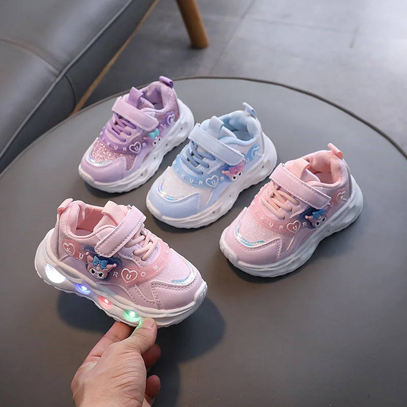 

Детские кроссовки Kuromi с LED подсветкой, зимние водонепроницаемые кожаные кроссовки 2025 года, нескользящая мягкая подошва, дышащие беговые кроссовки для детей