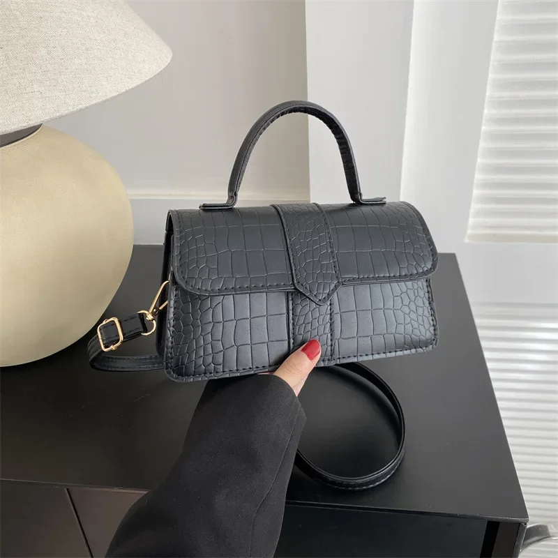 High-end Niche Design Crossbody Bag Women's Winter Shoulder Crossbody Bag Retro Versatile Hand-held Small Square Shoulder Bag