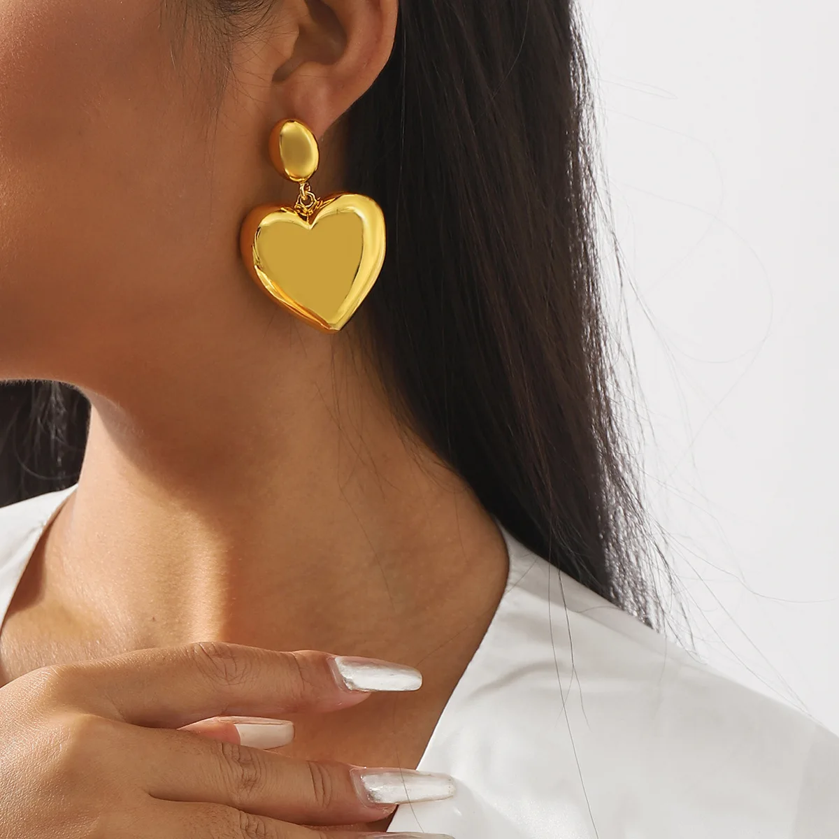 Hot selling smooth heart-shaped earrings in Europe and America, simple internet celebrity INS, cool and stylish, niche earrings