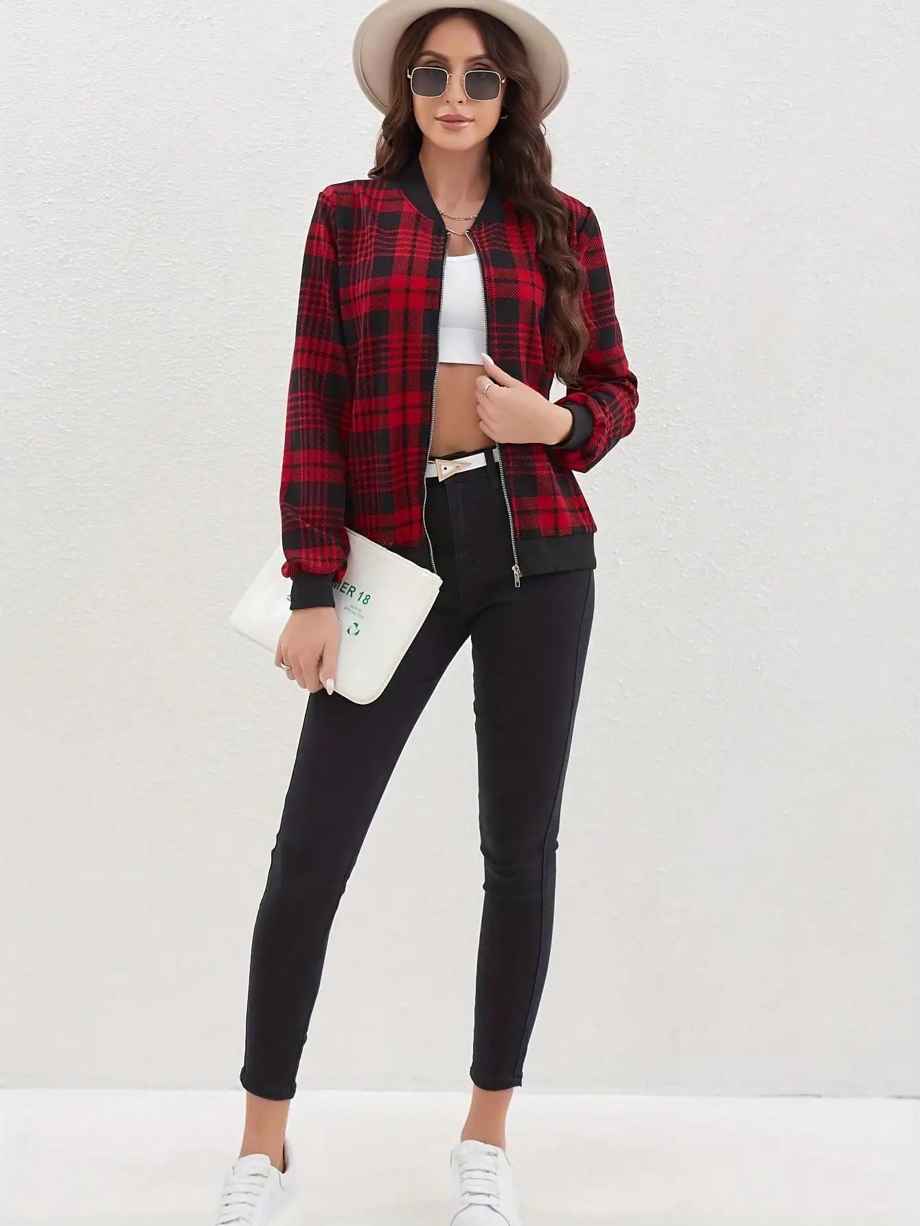 Damska kurtka bomberka w czerwono-czarną kratę z zamkiem błyskawicznym, codzienna odzież wierzchnia na wiosnę i jesień