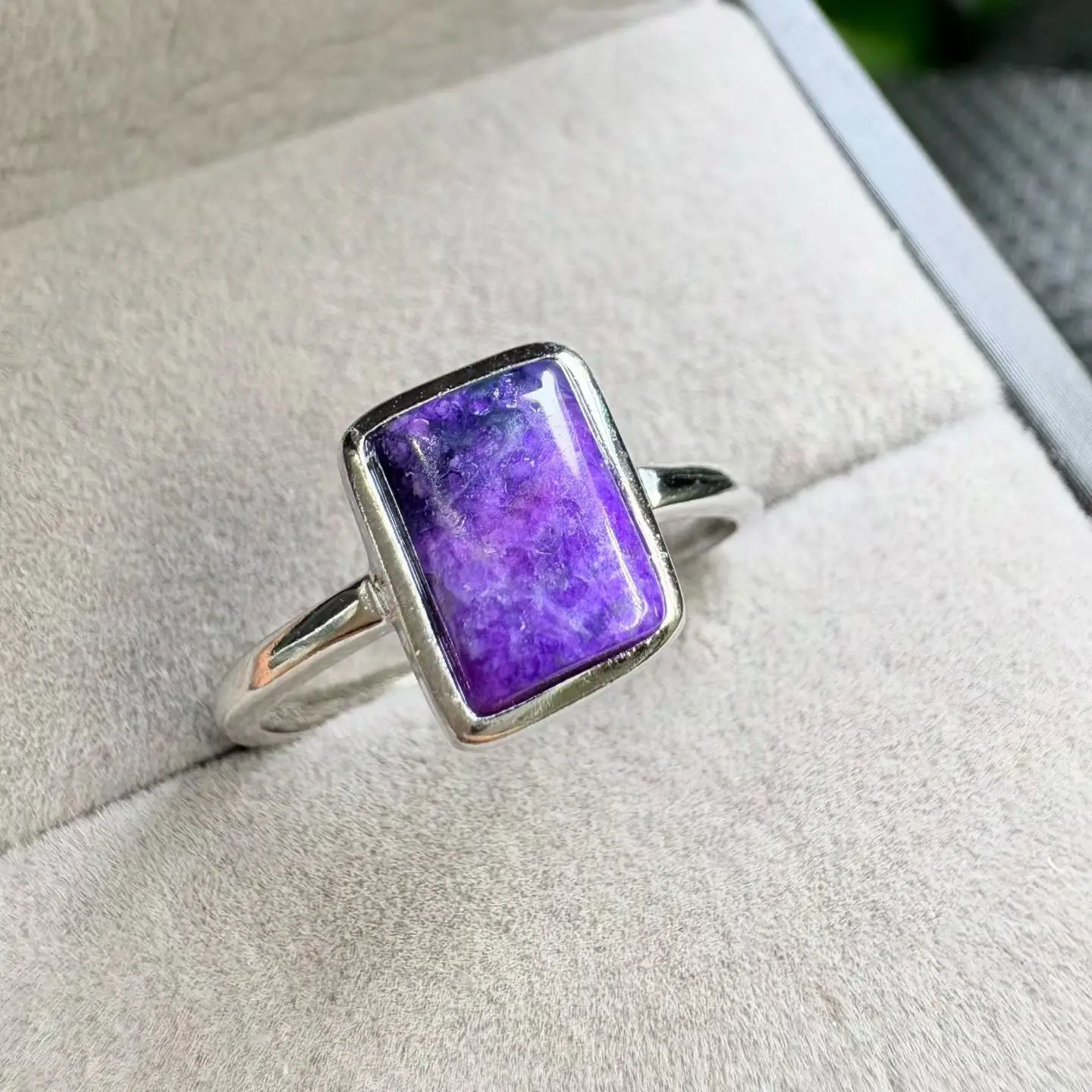 

1 шт. Fengbaowu кольцо из натурального сугилита нерегулярный кабошон стерлингового серебра 925 пробы с изменяемым размером рейки целебный камень ювелирные изделия подарок для женщин