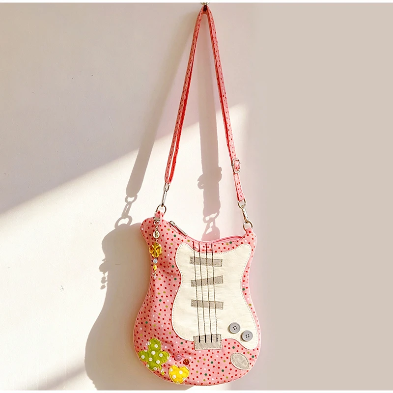 Umhängetasche in Gitarren-/Bassform, Handtasche aus Stoff mit vierblättrigem Kleeblatt- und Polka-Dot-Knopf-Design, leichte Freizeittasche – Detail 8