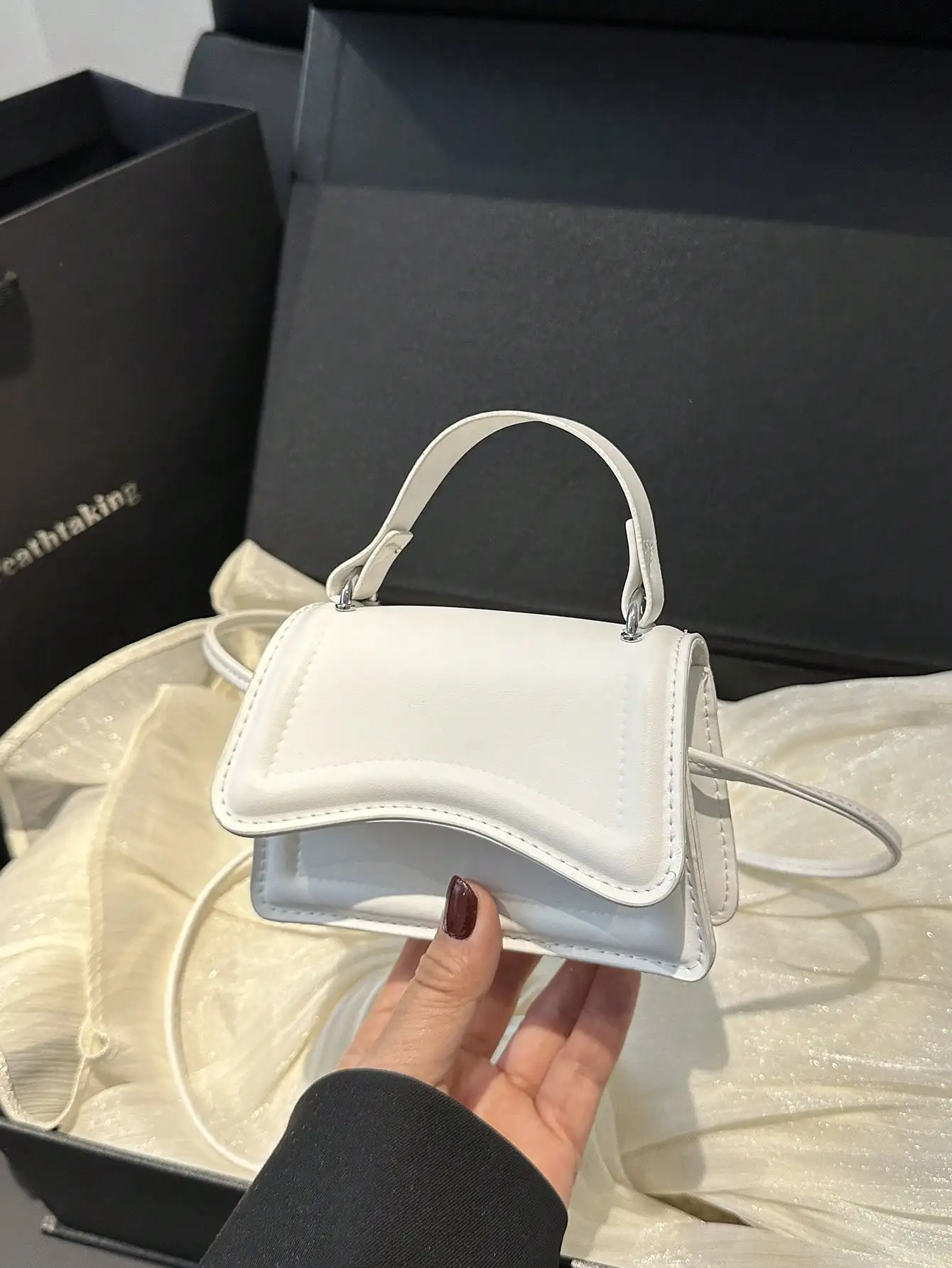 

Белая мини-сумка с верхней ручкой, клапаном и регулируемым ремешком