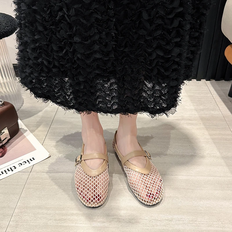 ฤดูใบไม้ผลิใหม่รองเท้าแบนรอบหัวตื้นปากผ้าตาข่ายBreathableโลหะหัวเข็มขัดSoft Sole Non-Slipรองเท้าเดี่ยว