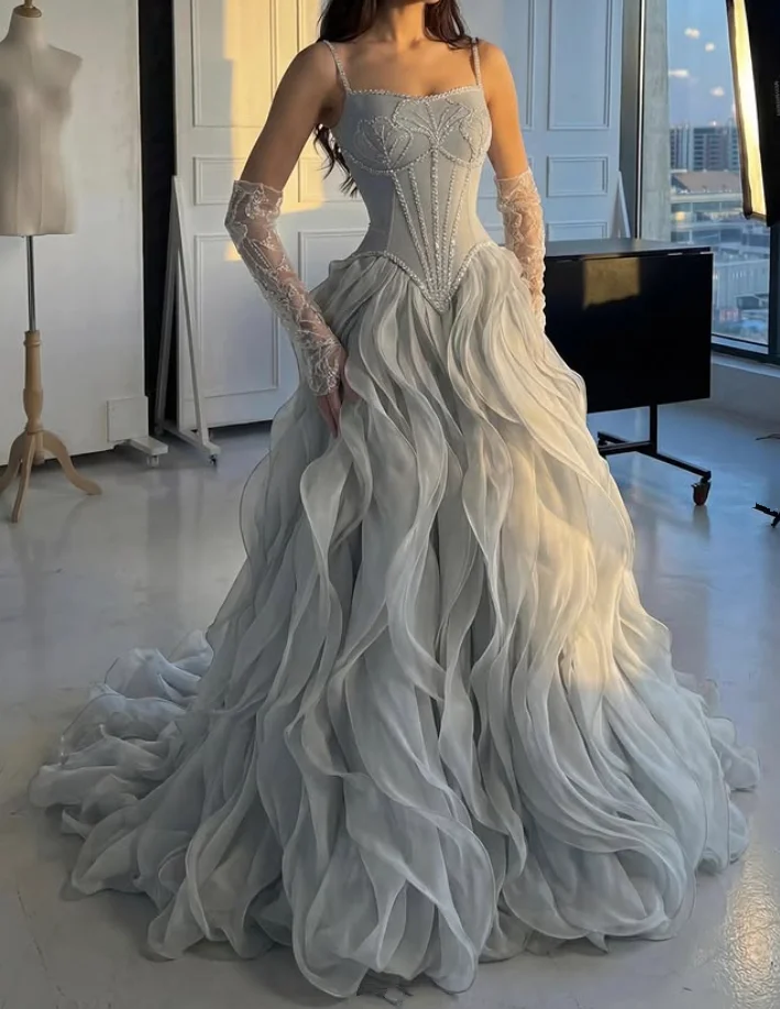 

Серебряное длинное вечернее платье принцессы для выпускного бала с жемчугом, кристаллами, рюшами и юбкой-спагетти, сказочное платье для вечерних мероприятий, на заказ