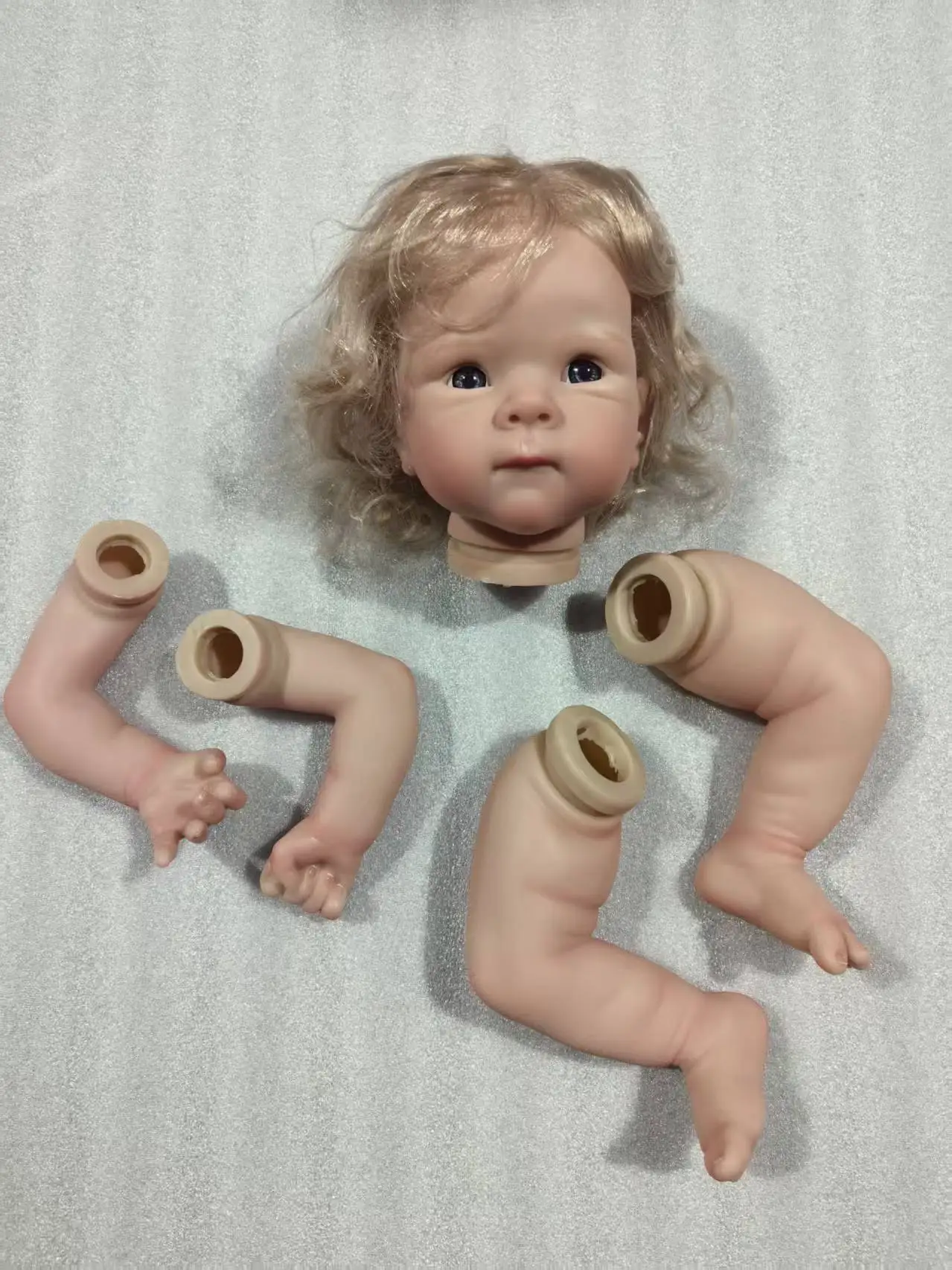 NPK 18 Zoll Bettie Reborn-Puppenbausatz – lebensechte unfertige Puppenteile mit lockigem blondem Haar, bereits bemalt – Detail 1