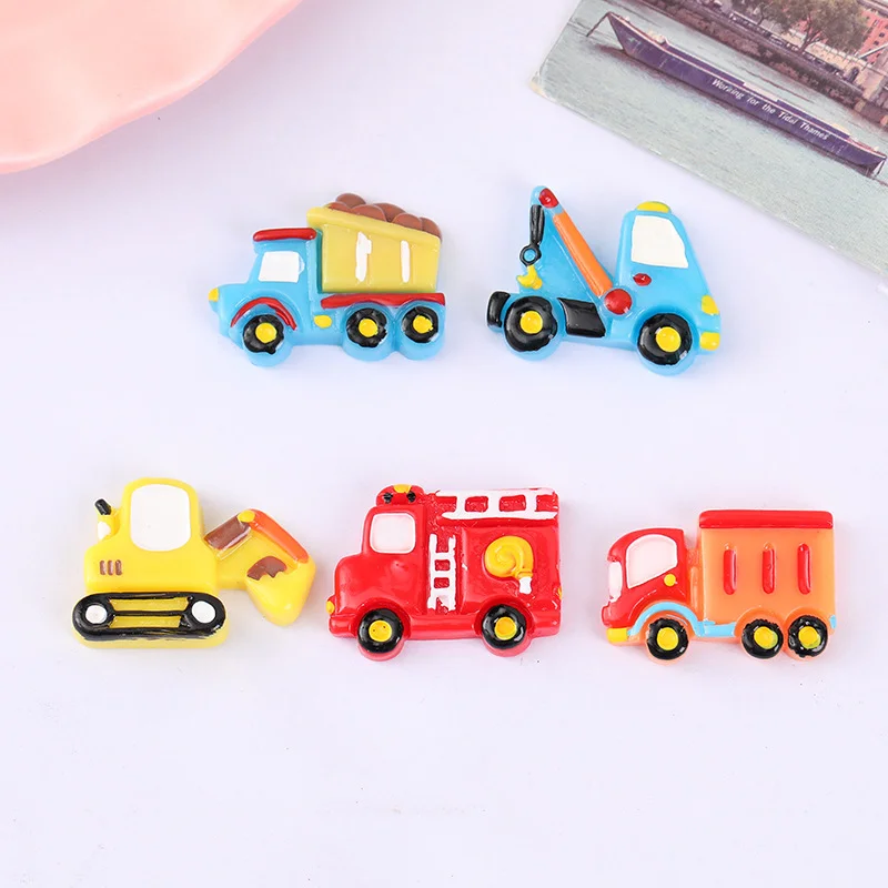 10 teile/los Nette Harz Auto Ornament Handwerk Cartoon Feuer Lkw Flatback Handwerk Creme Kleber Telefon Fall Harz Diy Zubehör