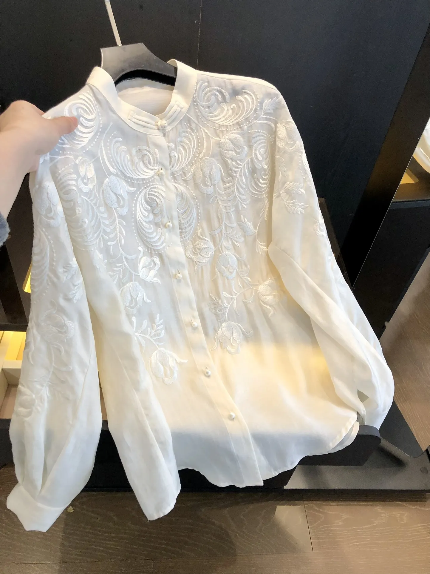 

2024 New Style Luxury Cotton High-Density Woven Chinese Three-Dimensional Embroidered Top