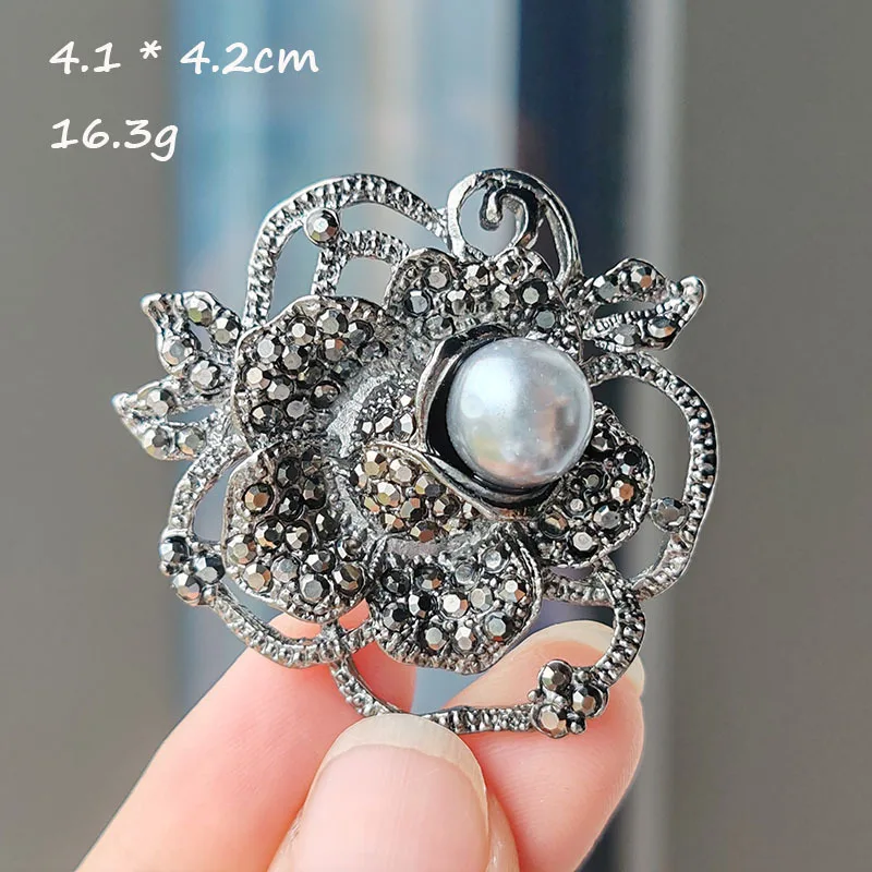 

Vintage Black Metal Rhinestone Pearl Leaf Flower Brooches For Women Men Clothing Brooch Lapel Pins Office Party Jewelry Gifts