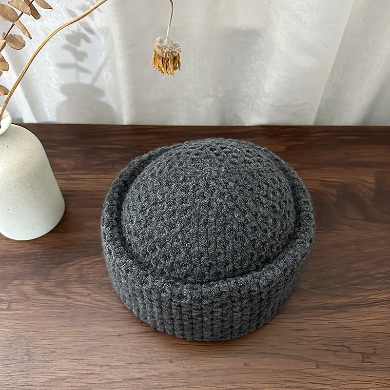 Einfache, einfarbige, dick gestrickte Mütze im koreanischen Stil für Herbst und Winter, mit kurzer Krempe, Kuppelform, trendige warme Matrosenmütze. – Detail 3