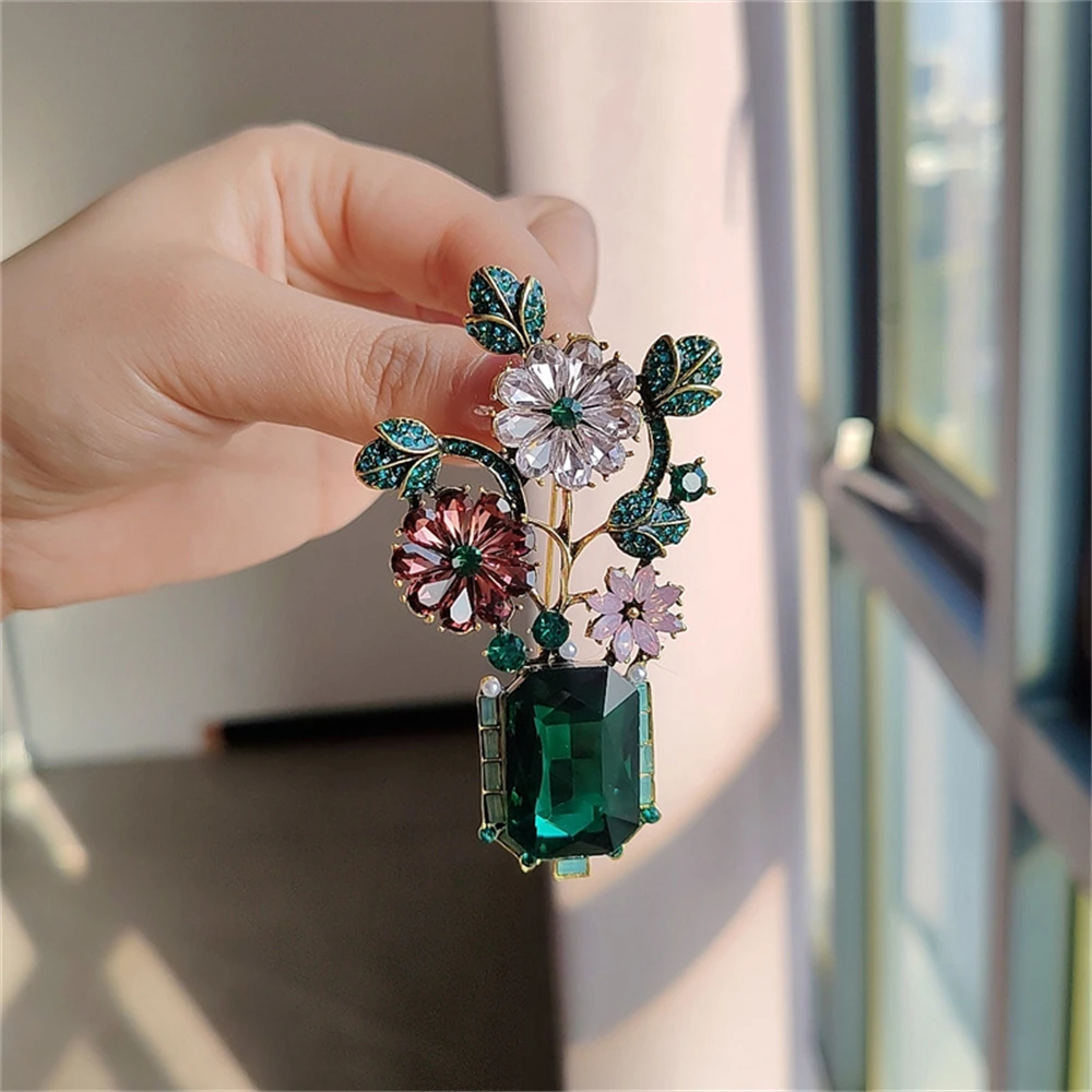 Retro new French green crystal vase brooch personality niche light luxury brooch pin female clothing accessories