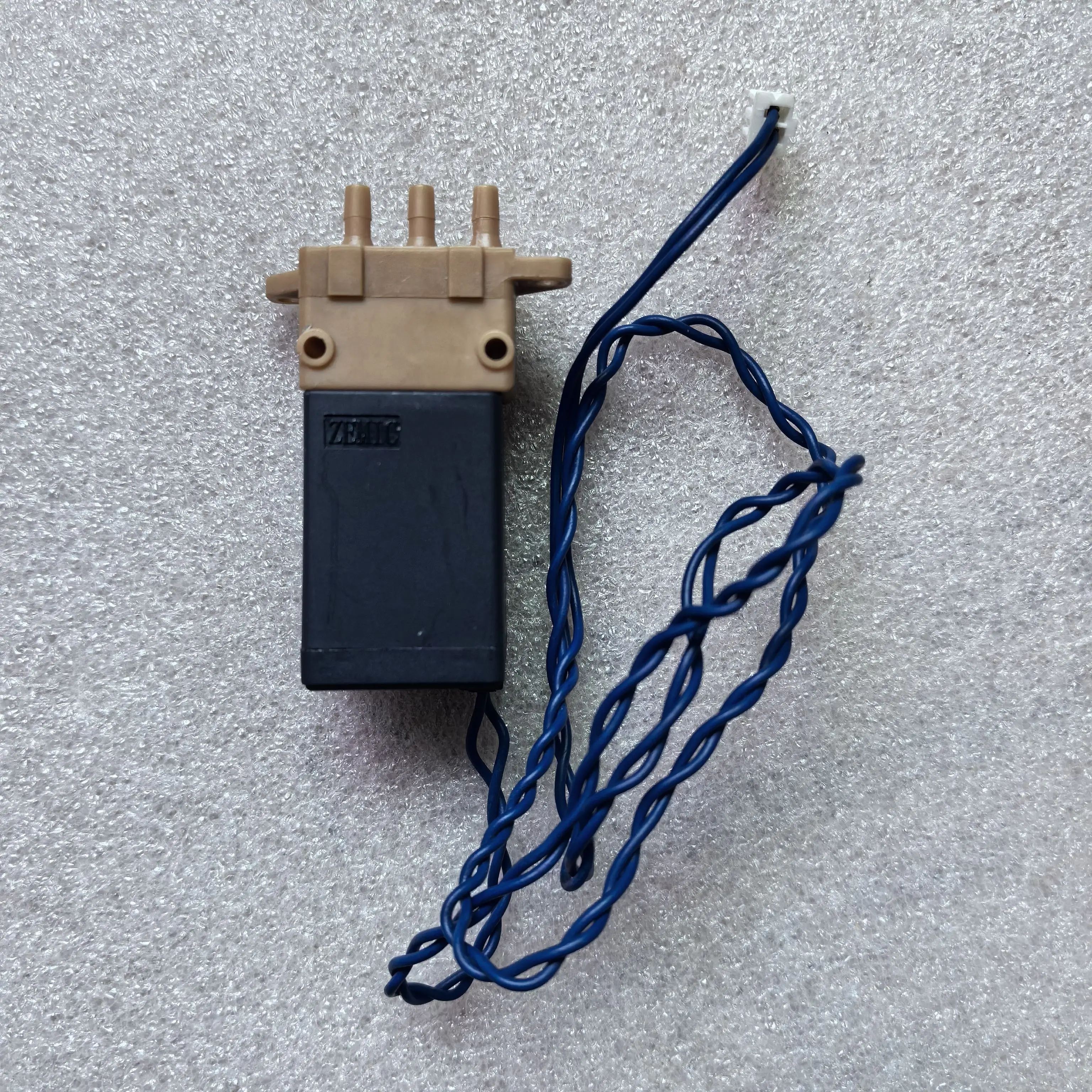 

Б/у 90% новый трехходовой электромагнитный клапан GOD-3T12-N2 электромагнитный клапан 12 В 3,3 Вт 220 кПа