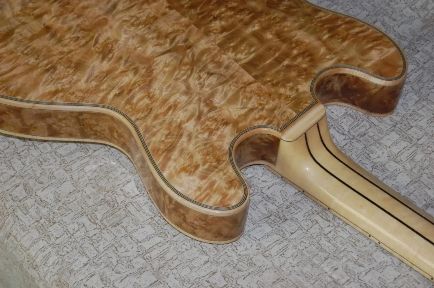 جيتار كهربائي من Archtop Jazz، جسم مجوف من خشب القيقب مع لوحة أصابع من خشب الأبنوس في الصين