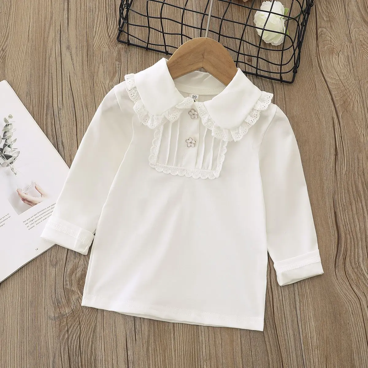 الفتاة دمية طوق قاعدة قميص الربيع والخريف الأطفال الدانتيل التلبيب زر اللؤلؤ قميص النمط الغربي فتاة طويلة الأكمام تي شيرت