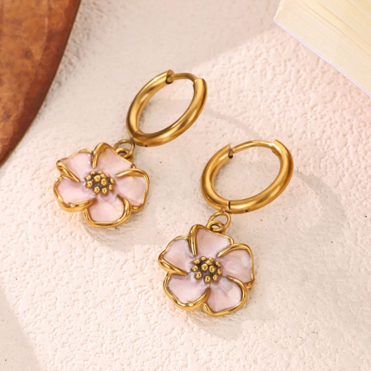 Süße rosa-weiße Emaille-Blumen-Ohrringe, goldfarbener Edelstahl, Blumen-Huggie-Creolen, baumelnde Ohrringe, Damen-Party-Geschenk – Detail 15