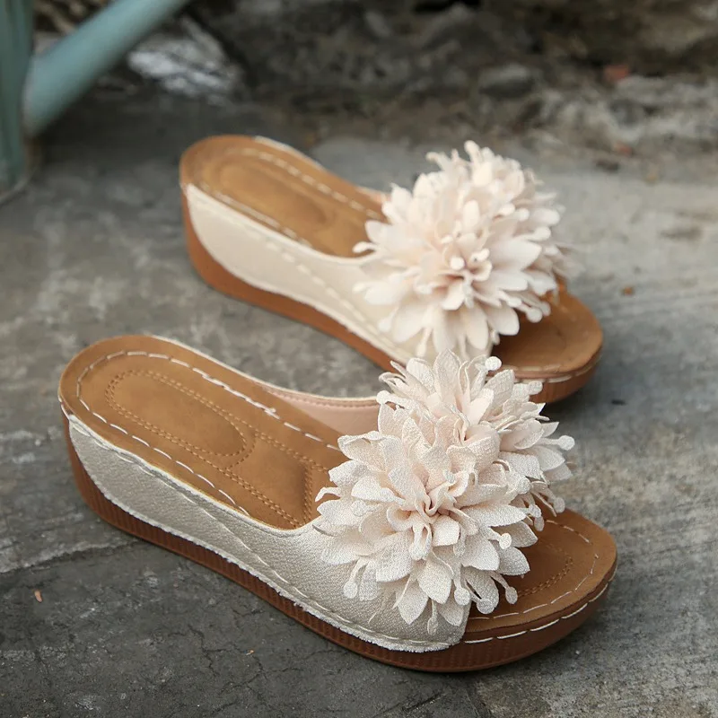Damen Keilabsatz-Pantoletten: Neue Designer-Sommersandalen zum Hineinschlüpfen – Modische Damenschuhe mit bequemer Blumen-Plateau-Sohle