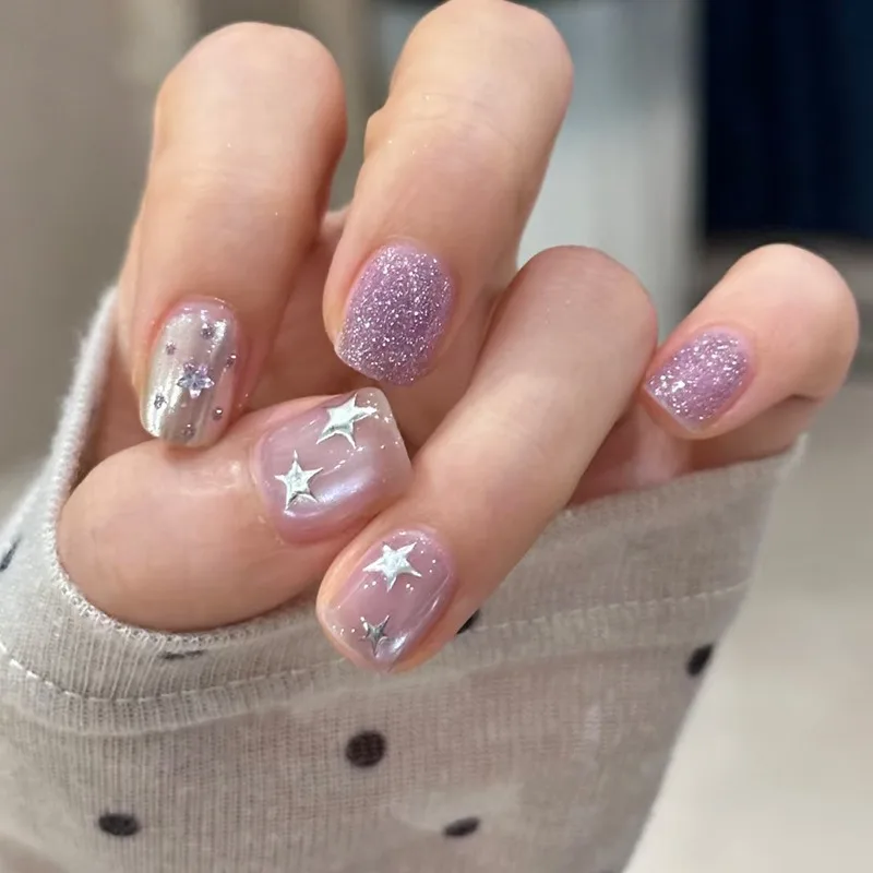 24 Stück Glänzende Pailletten Lila Kurze Eckige Künstliche Nägel 3D Stern Süßes Cooles Metallisches Silbermuster Tragbare Einfache Aufklebenägel Nagelkunst