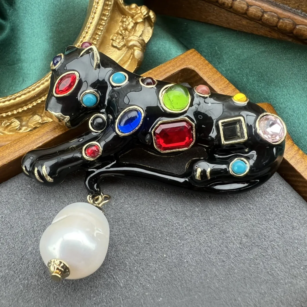 Middle Palace Women Men Enamel Black Leopard Pearl Brooches Pins Unisex Classic Vintage Suit Office Animal Crystal Badges Brooch