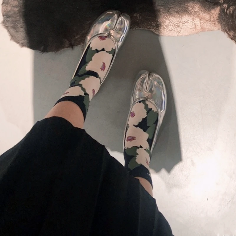 Frauen Cartoon Gekämmte Baumwolle Zwei Zehen Socken Japanische Mehrfarbige Jacquard Split Toe Socken Blumen Kunst Nette Mittlere Röhre Tabi Socke – Detail 18