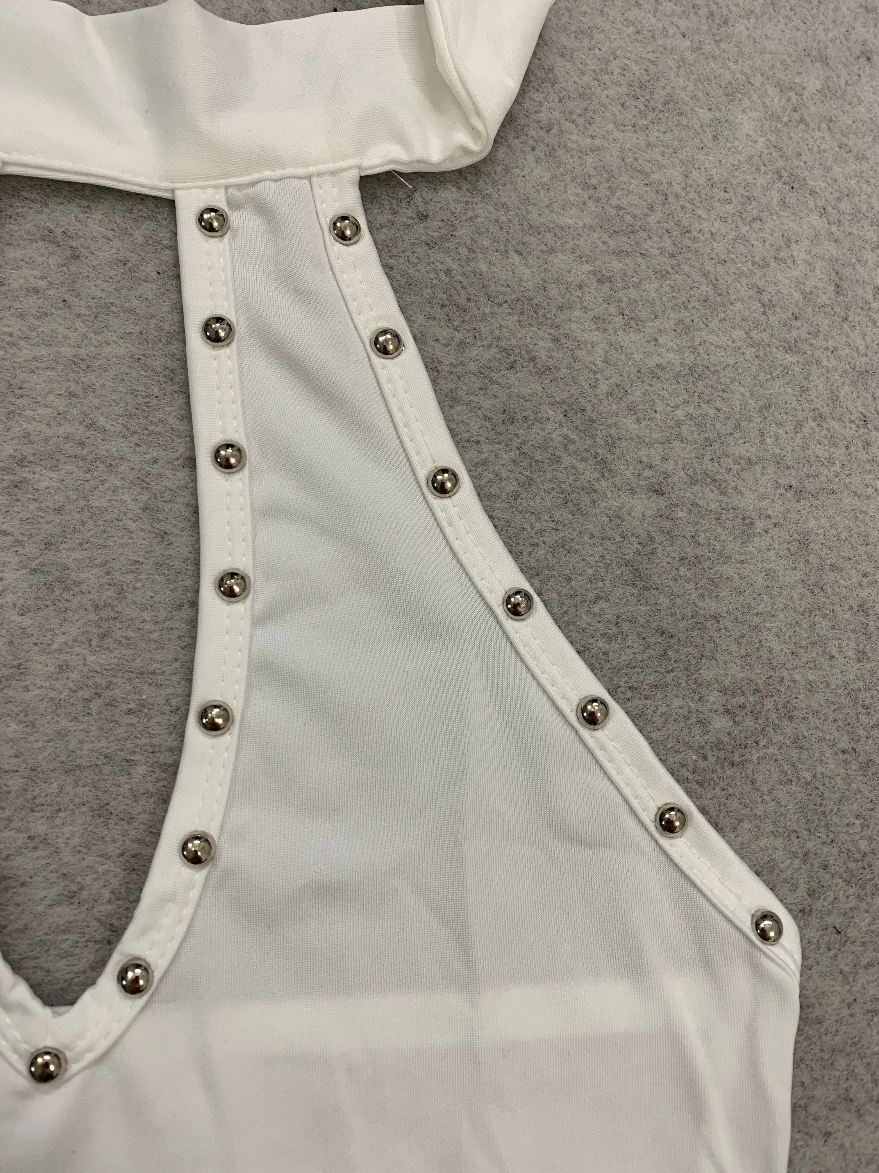 Subkultur-Punk-Stil, Nieten-Design, hängender Hals, rückenfreies, kurzes, hohles, ärmelloses, schmales, heißes Mädchen-Sling-Top. – Detail 17