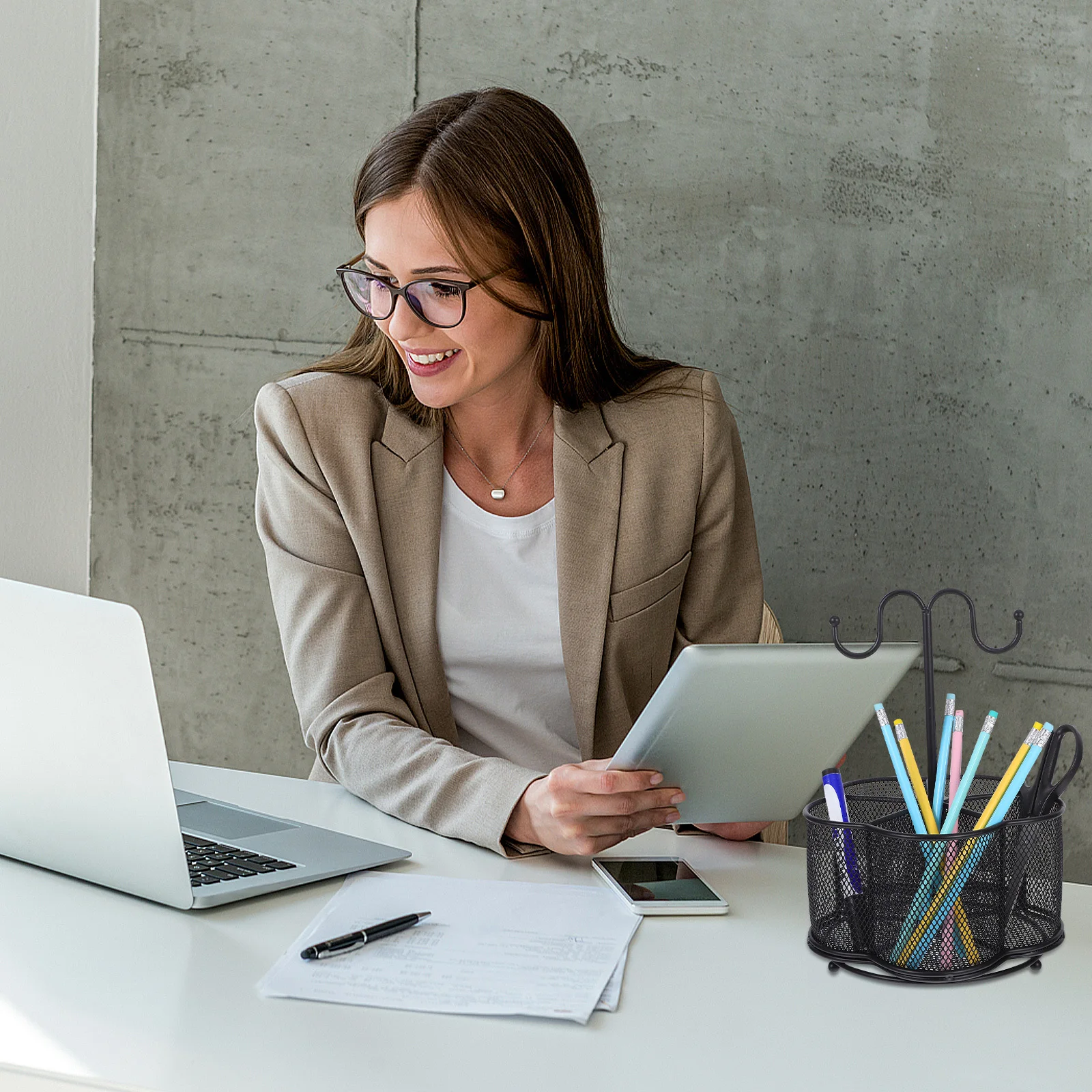 

Mesh Pen Holder Plum Blossom Iron Mesh Design Handle Hook Desktop Organizer for Office School Stationery Storage