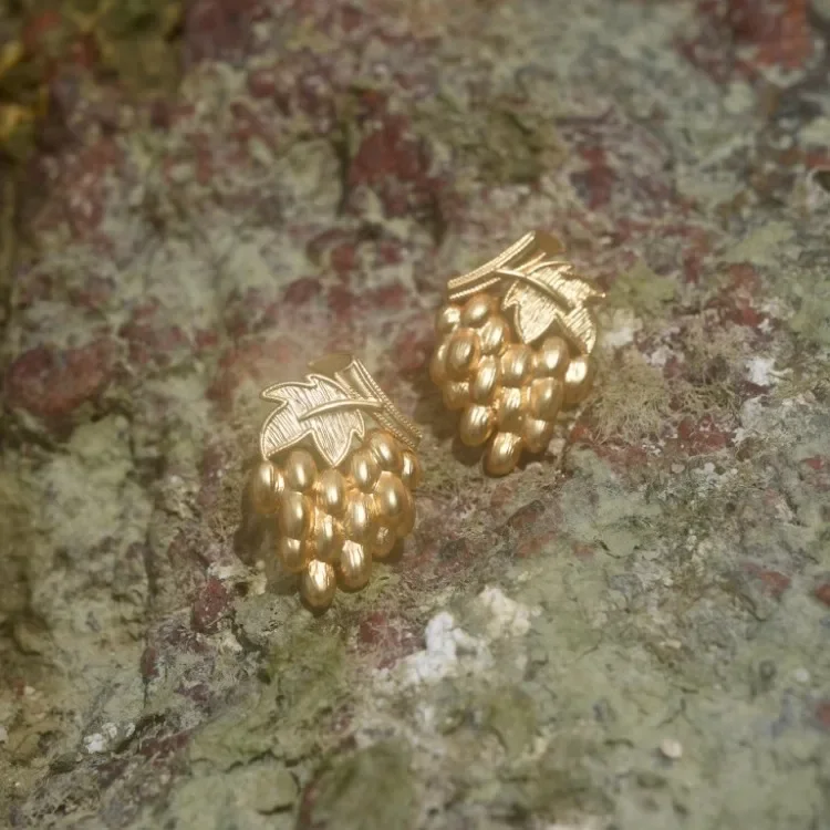 Plain gold fruit earrings, versatile for summer commuting