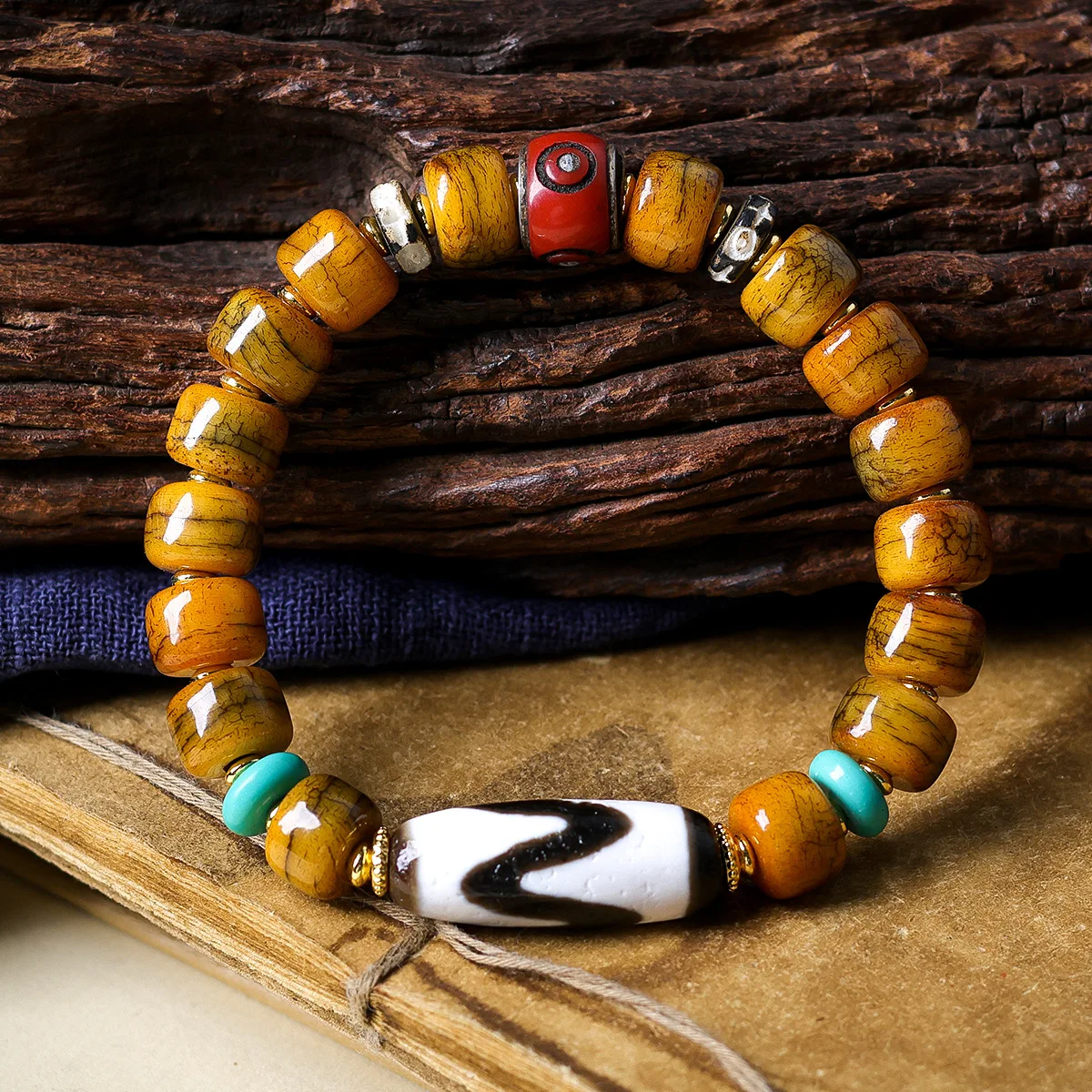 

Tibetan tiger tooth Tianzhu paired with bone bracelets, cultural and Tibetan ornaments, and ethnic style bracelets