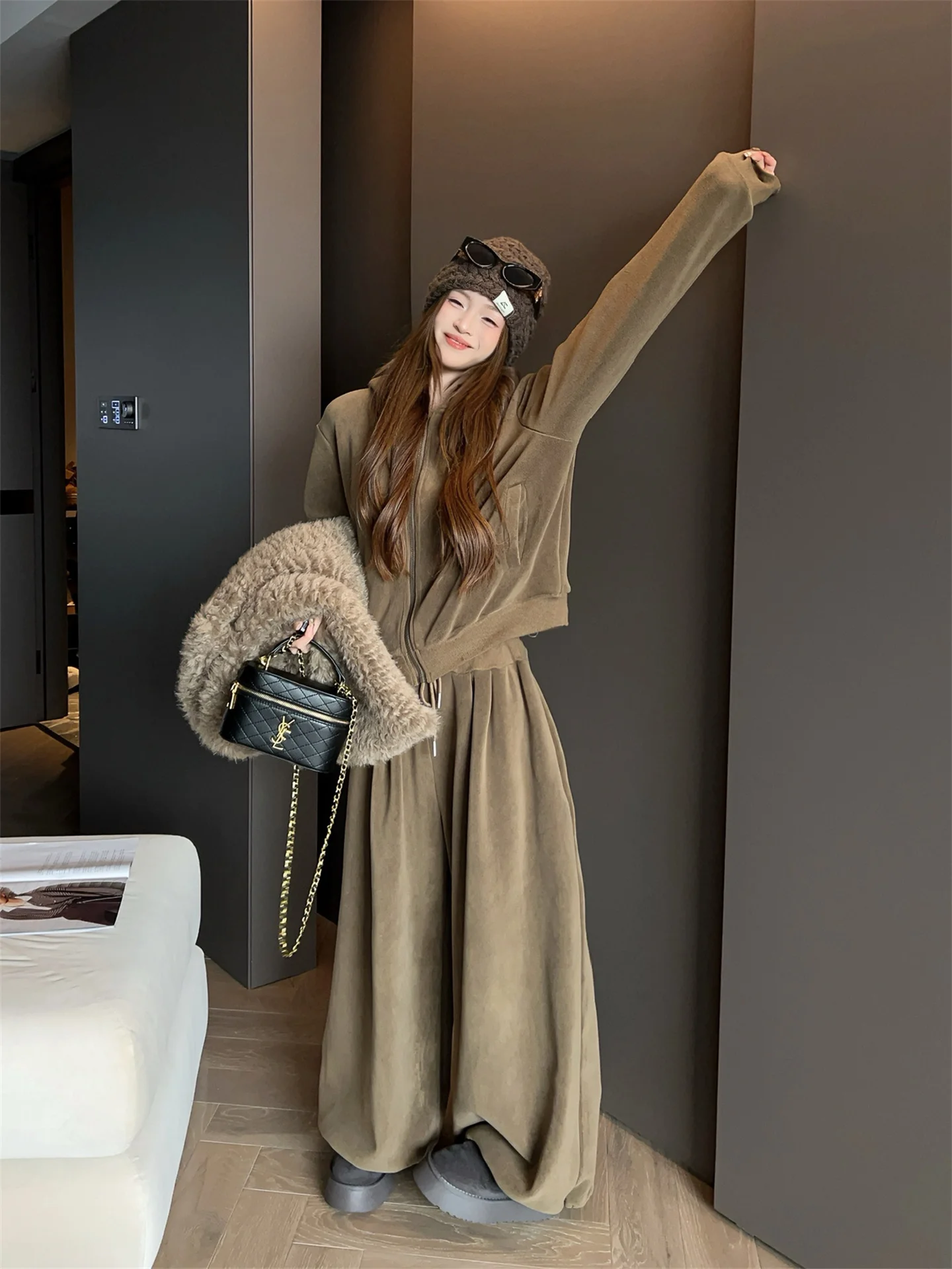 

Модный комплект из трех предметов: худи, спортивные брюки и жилет. Женский свободный повседневный костюм для осени-зимы 2025. Трендовый ансамбль.