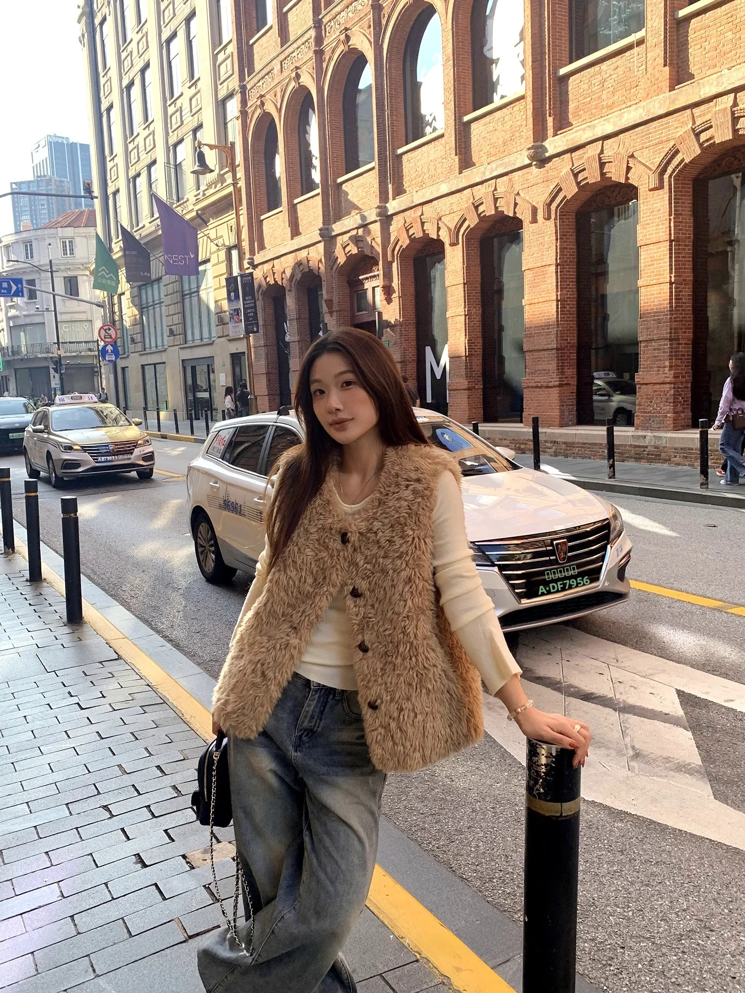 

Коричневый жилет из искусственной овчины для женщин, осенне-зимний, без рукавов, с круглым вырезом, на одной пуговице, для повседневной носки